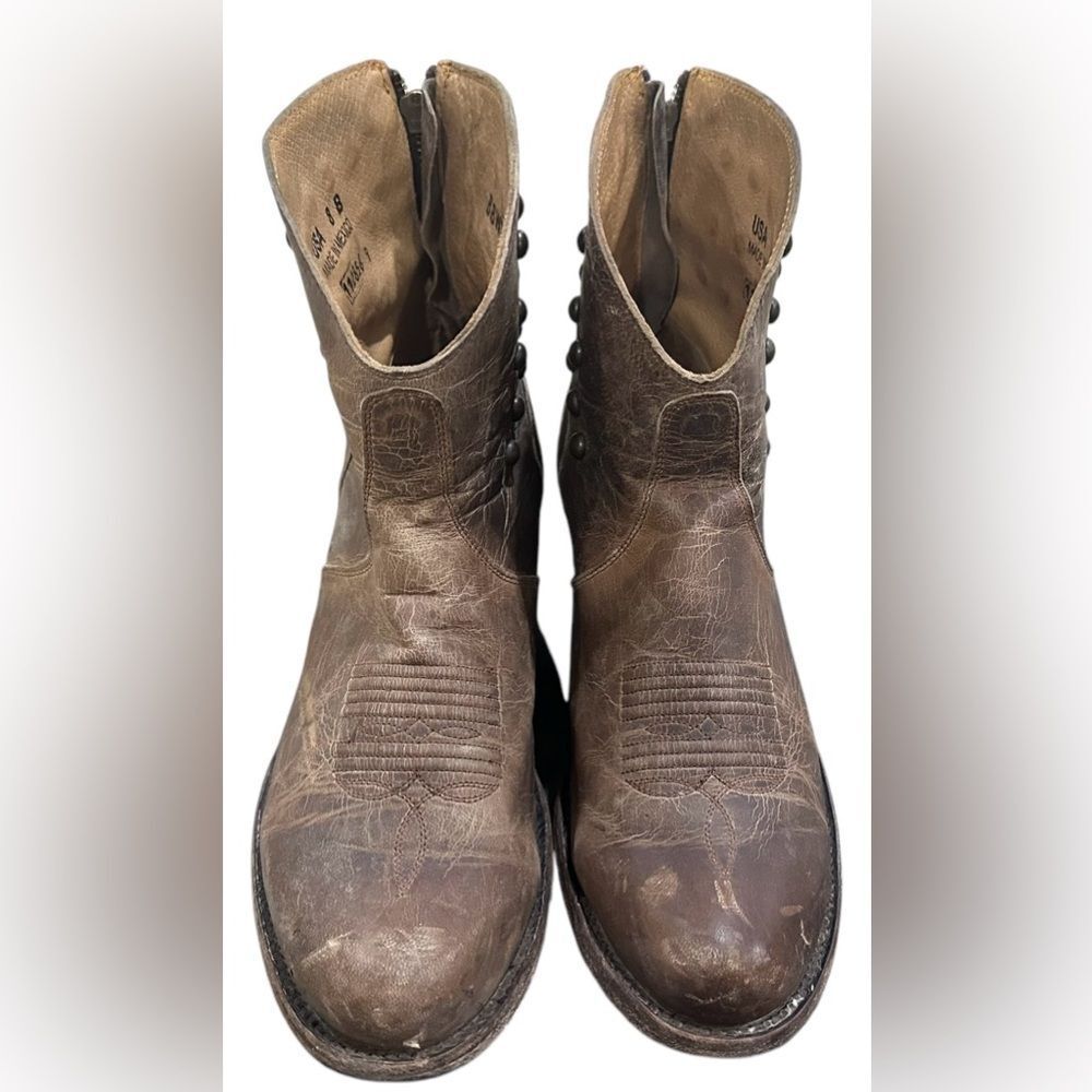 Shyanne distressed ankle studded bootss size 8B women’s B2‎